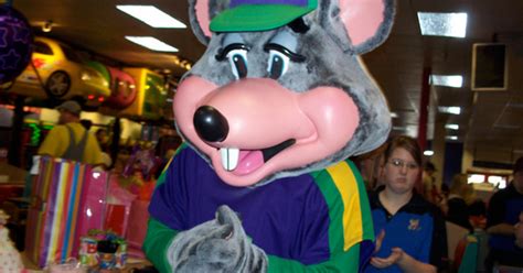 Chuck E Cheese Being Replaced With Hip Rock Star Cbs News