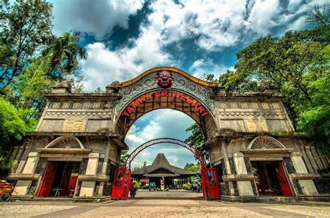 Ada banyak tempat wisata menarik yang bisa dikunjungi di kota semarang jawa tengah ini. Taman Sriwedari, Solo, Jawa Tengah | Wisata solo, Perjalanan darat, Indonesia