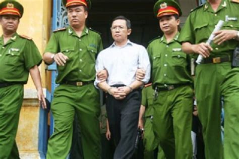 Vietnam Exiles Dissident After Stripping His Citizenship