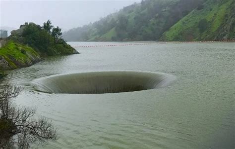 Ein Mann Findet Ein Eigenartiges Loch Im See Also Besorgt Er Sich Eine