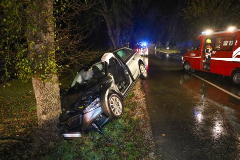 Auto Bei Verkehrsunfall In Neukirchen Bei Lambach Frontal Gegen Baum