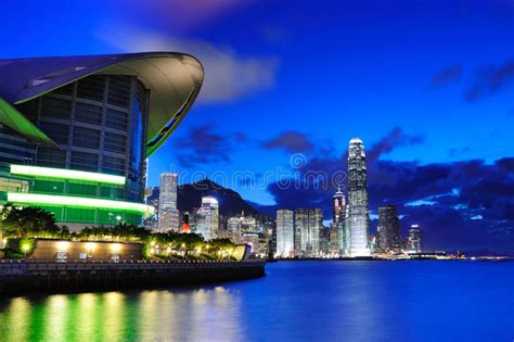 Wujudkan impian masa kecil anda dengan mengunjungi hong kong disneyland! Scena Di Notte Di Hong Kong Immagine Stock - Immagine di ...