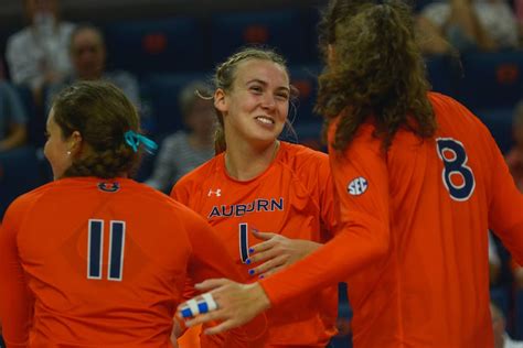 Auburn Volleyball Stays Perfect Continues Win Streak At Uab The