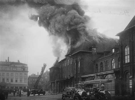 Polis och räddningstjänst larmas till alekärrsgatan med anledning av att det brinner i göteborgs gross lokaler. Göteborg - allmän historik