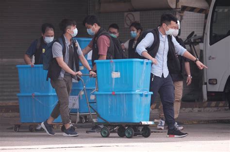 蘋果日報和壹傳媒兩高層保釋被拒 8月再提訊 香港警方拘捕5名壹傳媒集團高層後，19日壹傳媒行政總裁張劍虹及《蘋果日報》總編輯羅偉光案件提堂， 兩人申請保釋遭拒，8月再提訊。 同案的《蘋果日報》副社長陳沛敏、壹傳媒營運總裁周達權和「蘋. 警方搜查壹傳媒近4小時 搜獲25箱證物 - 香港文匯網