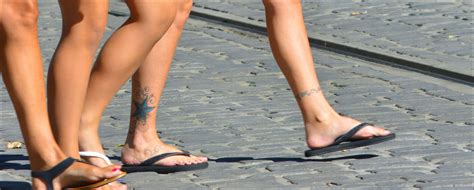 Fond Décran Femmes Pieds Nus Jambes Tatouage Mode Printemps