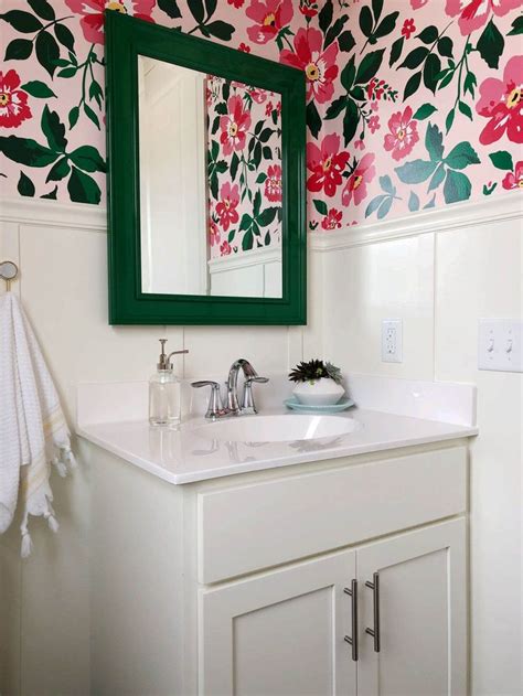 10 Pretty Powder Rooms Green Bathroom Bathroom Wallpaper Powder