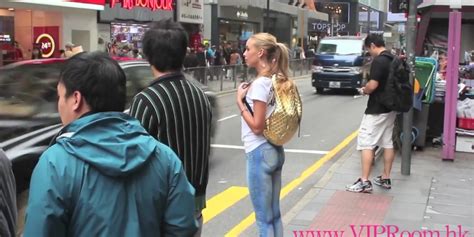 바지를 입지 않고 홍콩 거리를 활보한 모델 동영상