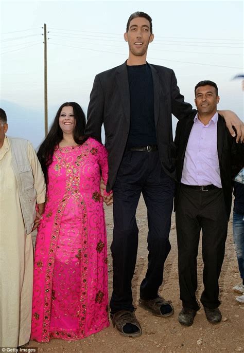 Kamify Blog Photos World S Tallest Man Finds Love With Woman Ft In Shorter Than Him