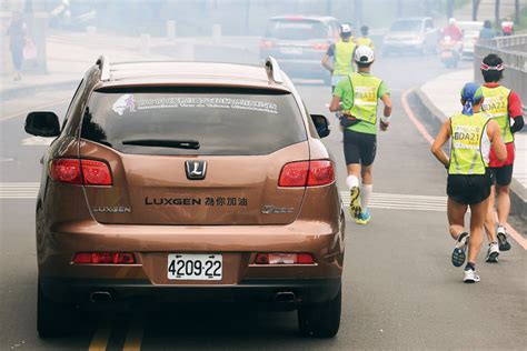 And as part of last year's new york city marathon and brooklyn half marathon, the team produced a series of looping gifs featuring bélo in different scenarios. LUXGEN擔任「2013國際環台超級馬拉松賽」前導車 引領選手開跑 - FindCar 找車網