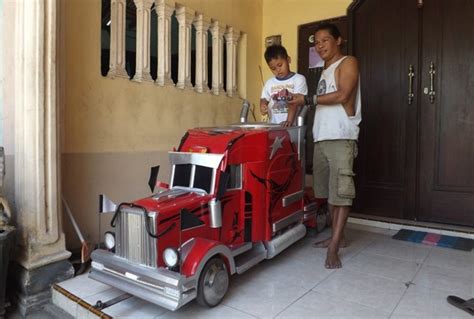 Kami menyediakan truk dari berbagai macam tipe dan ukuran. M Irfansyahroni Seniman Yang Bikin Miniatur Truk Berbahan