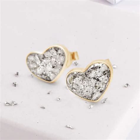 Guiding Lights: How Memorial Keepsakes Can Help Families Navigate Grief