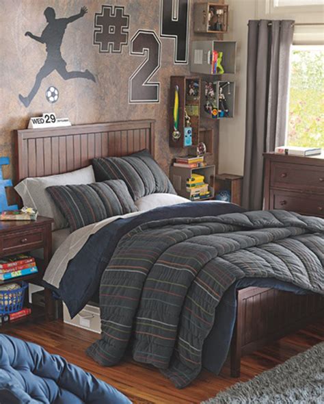 Blue seems to be a popular color for boys' rooms, but you can choose what you like or if your little boy can help, ask him to choose a color. cool-kids-football-bedroom-ideas | HomeMydesign