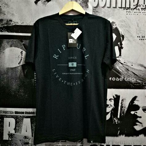 Pria biasanya diperbolehkan untuk bertelanjang dada dalam berbagai tempat umum, seperti di kolam berenang. Model Kaos Distro Cowok - Kaos Distro Keren