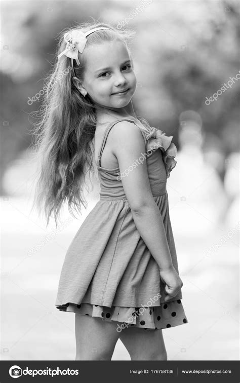 Petite Fille Avec Visage Souriant En Robe Bleue Extérieure Image Libre