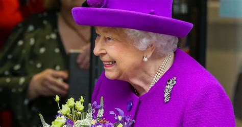 Kraljica Elizabeta Priznala Da Je Nekoč Tudi Sama Nosila Zobni Aparat