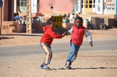 Accede aquí para poder visualizar el contenido. Niños jugando en las calles de Dades. | Niños jugando, Niños y Viajes