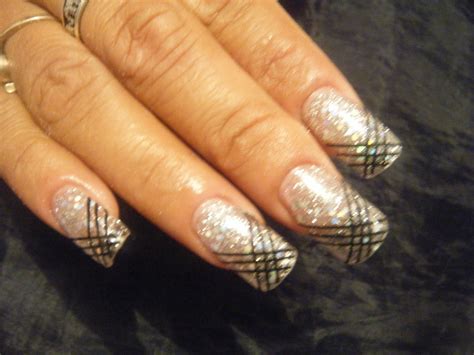 Las uñas sencillas son una gran alternativa para lucir unas manos hermosas, sin perder demasiado tiempo, ni tener que ser una ideales tanto para niñas como para mujeres, y en uñas postizas o naturales. UÑAS HERMOSAS: sencillas pero bonitas