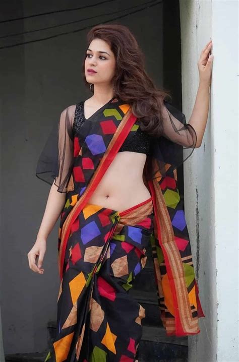 Shraddha Das Shows Her Curves In Saree Photos