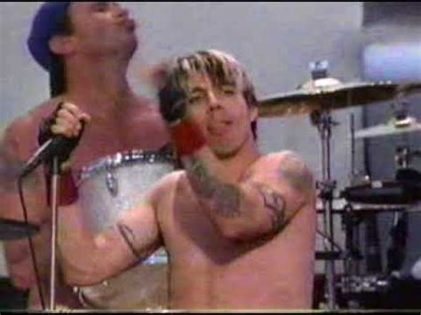 Red Hot Chili Peppers Naked On Stage With Milla Jovovich On The Side Youtube Music