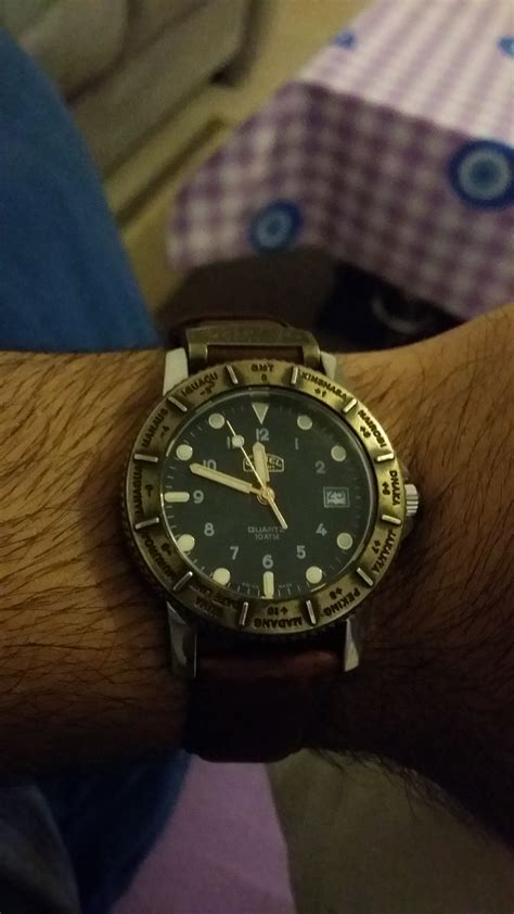 Ich dusche mich warm, putze mir die zähne. wie viel ist die Uhr wert?