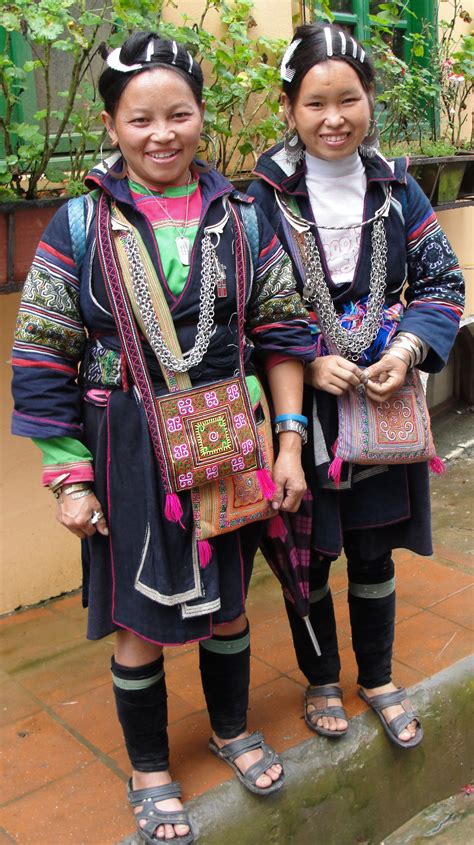 Hmong girls in Sapa, Vietnam selling their handcrafts | 乙女