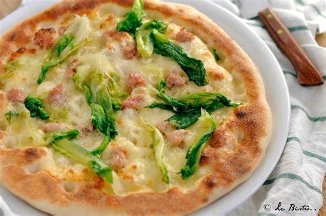 Pizza con la scarola, un piatto unico molto gustoso, che farà contenti anche i vegetariani. Pizza con scarola e salsiccia, ricetta con lievito madre e ...