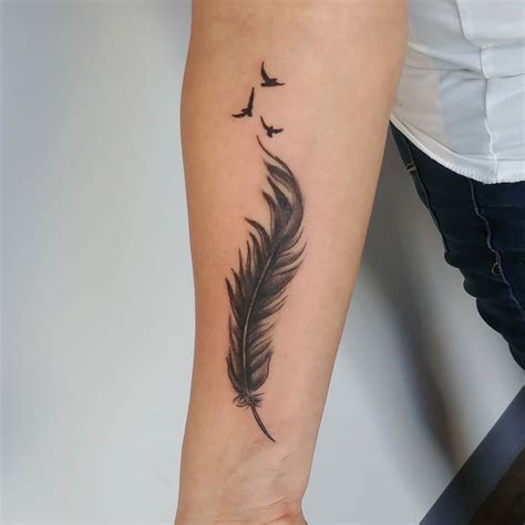 Beautiful Looking Feather Tattoo Designs With Their Meaning Body Tattoo Art