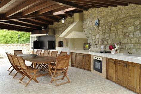 Installés à l'extérieur, les revêtements de surface en pierres naturelles, tels que le granit, le quartz, le marbre ou le calcaire pour votre cuisine d'été sont parmi les choix idéaux pour leurs styles et pour leur durabilité. Aménager une cuisine d'été dans le jardin