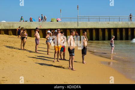 Eine Gro E Dicke Frau Am Strand Von Sopot Polen Stockfotografie Alamy