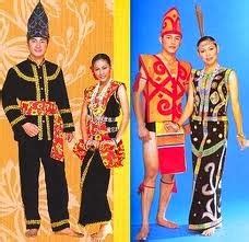 Pakaian yang lazim dilihat pada orang ulu menggunakan pelbagai corak dan motif, dan menggunakan kain tenunan tangan, kain kulit pokok, bulu ayam dan manik. busana tradisional: pakaian tradisi kaum Melanau dan Orang Ulu