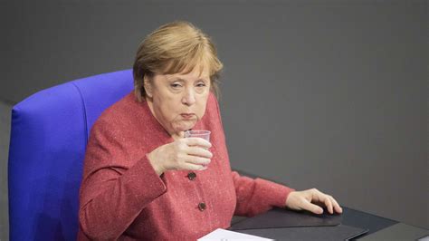 Angela Merkel Die Skurrilsten Bilder Der Bundeskanzlerin Politik