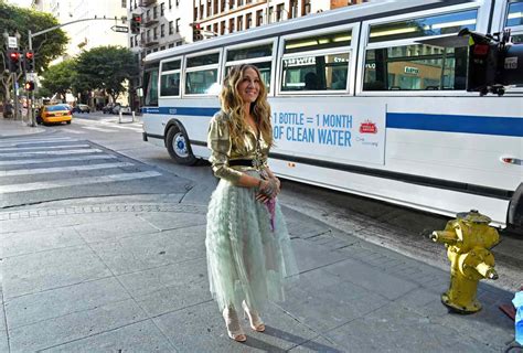Sarah Jessica Parker Recreates Sex And The City Bus Scene For Stella