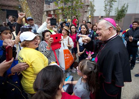 Papal Motorcade Winds Through City To Acclaim Of Crowds Catholic Philly