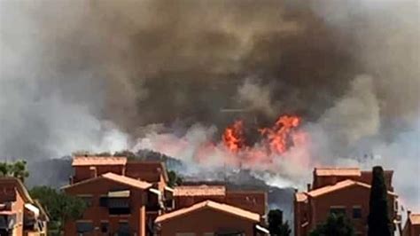 Sono una sessantina gli incendi che si sono verificati oggi nel lazio, di cui 45 ancora attivi come quelli che stanno causando forti rallentamenti al traffico. Incendio Roma oggi 19 giugno 2017 | Casetta Mattei e valle ...