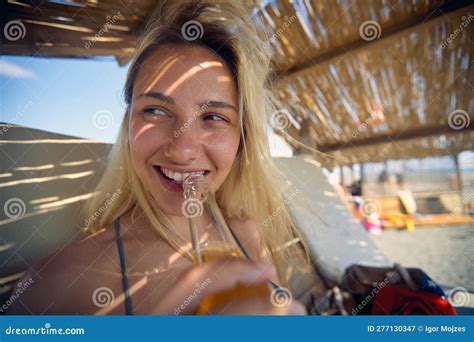 chica en bikini tomando el sol en una playa y disfrutando de una bebida en verano imagen de