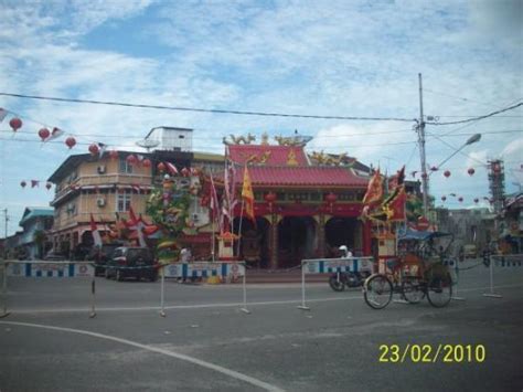 Kelenteng Ditengah Jalan Dipusat Kota Singkawang Picture Of Pontianak