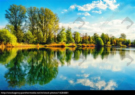 Tranquil Lakeshore Landscape With Blue Sky And Water Stockfoto