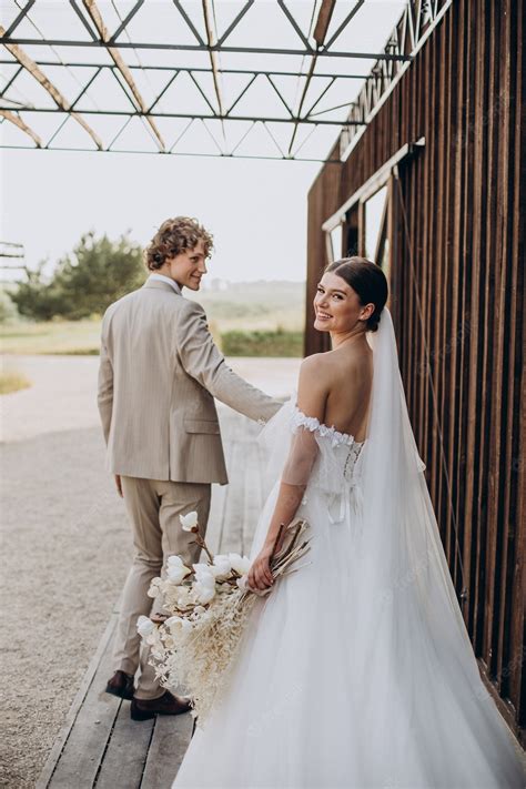 Joven Pareja De Novios En Su Boda Foto Premium