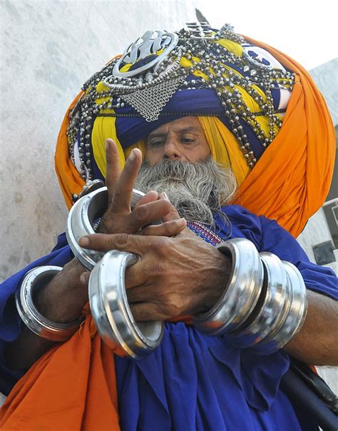 Devout Sikh Wears The World S Largest Turban That Takes Six Hours To