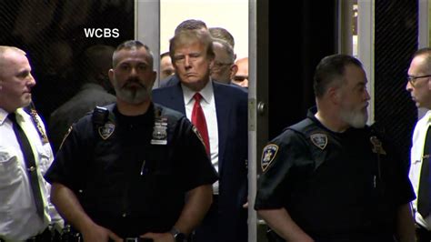 أولى صور ترامب في قاعة محكمة مانهاتن في نيويورك لدى محاكمته cnn arabic