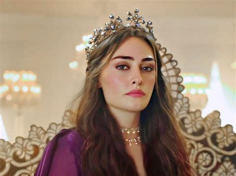 Turkish Actress Esra Bilgic Gains Popularity In Pakistan Pakistani