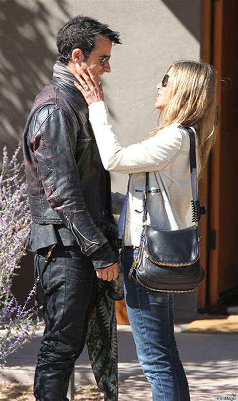 Jennifer Aniston Engagement Ring See The Huge Rock Justin Theroux Gave