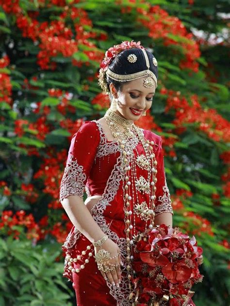 Beautiful Traditional Kandyan Bride Indian Wedding Outfits