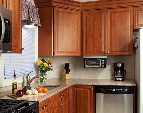 The black granite countertops with its subtle black and gray specks definitely pairs well with the black and gray glass mosaic tiles used on the backsplash. Home design ideas and DIY Project