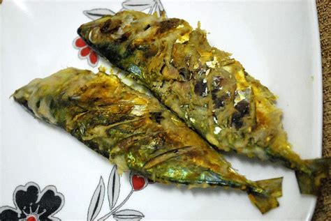 Antara makanan yang unik di kelantan adalah nasi berlauk gulai kuning ikan tongkol yang dihidangkan dengan sedikit sambal. Dapur Suzi: Ikan Percik Kelantan