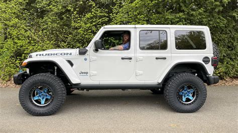 Video Lifting A 2021 Jeep® Wrangler Unlimited Rubicon 4xe Moparinsiders