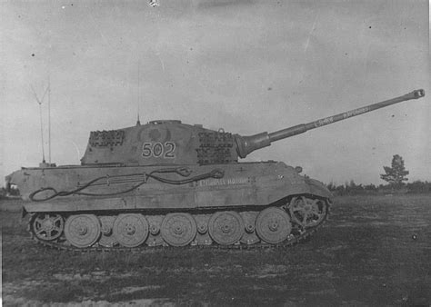 Немецкий тяжелый танк Pz Kpfw VIB Тигр II 502 захваченный во время