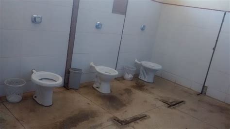 Banheiro coletivo da escola Antônio Fernandes em Goianésia tem