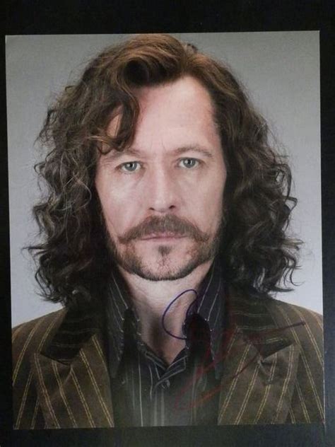 Sirius black was sentenced without a trial to life imprisonment in azkaban for betraying james and lily potter to lord voldemort, and murdering their friend, peter pettigrew and twelve muggles. Harry Potter - Gary Oldman (Sirius Black) - Autógrafo ...